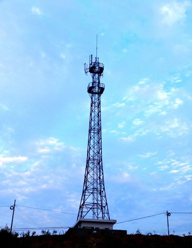 Telecommunication Towers , Cell Phone Towers Hot-dip-galvanized Steel Poles / Painting