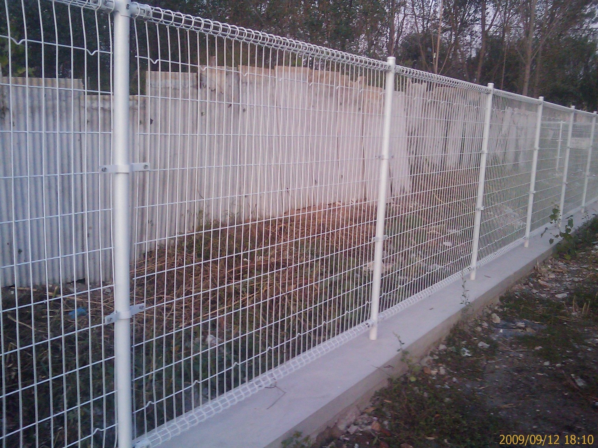 Customized Galvanized Steel Fence Double Lap Idyllic Fence Foreground 3